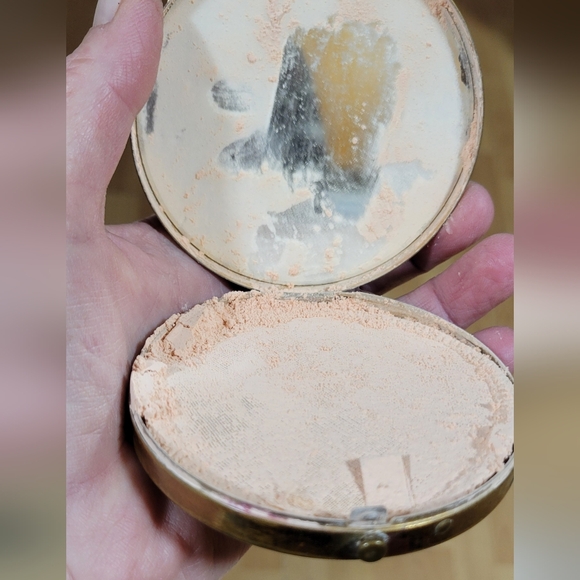 Antique Powder Pit Makeup Compact - Picture 3 of 3
